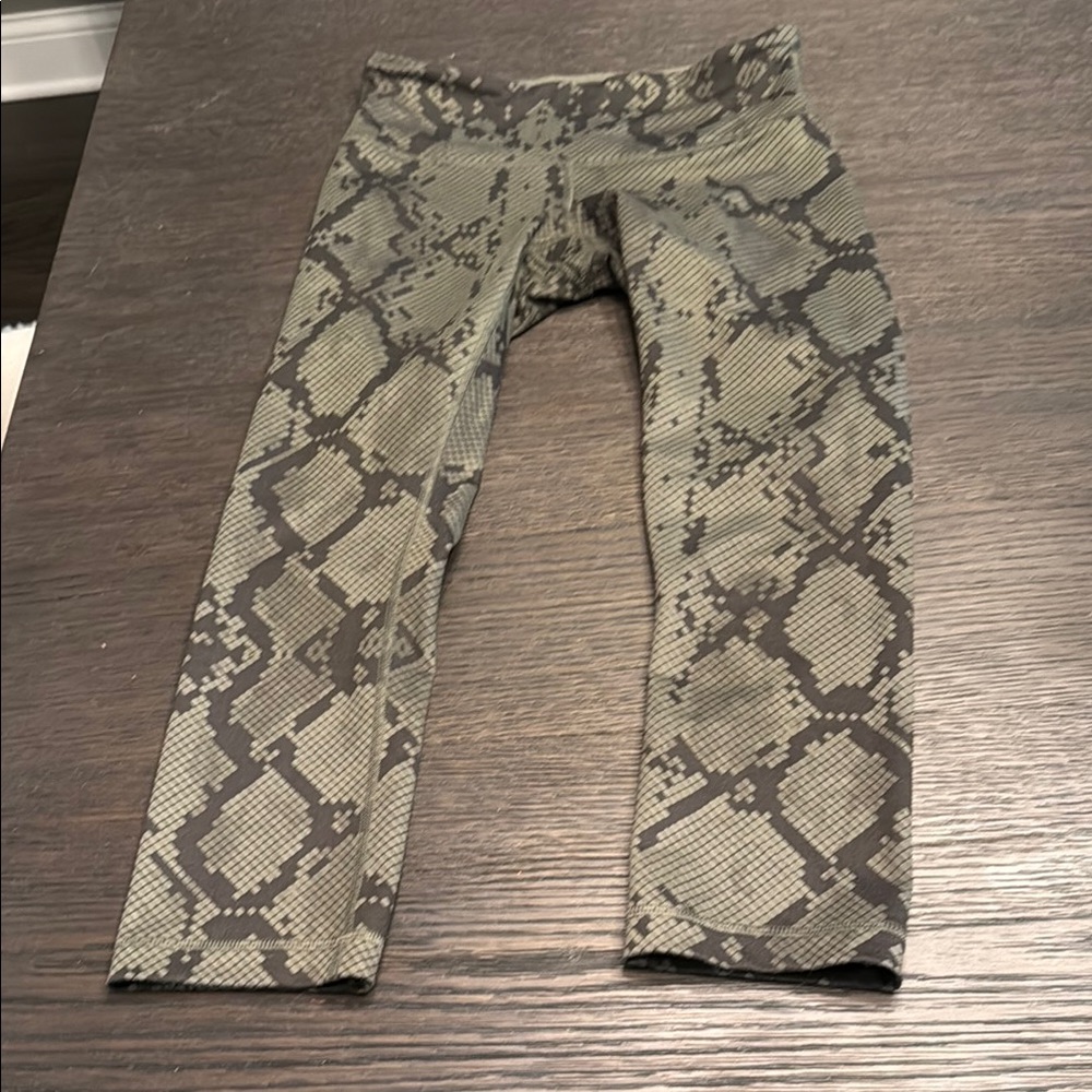 Women’s Lululemon Cropped Snake Print Leggings size 4